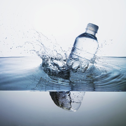 butelka wody wrzucona do wody